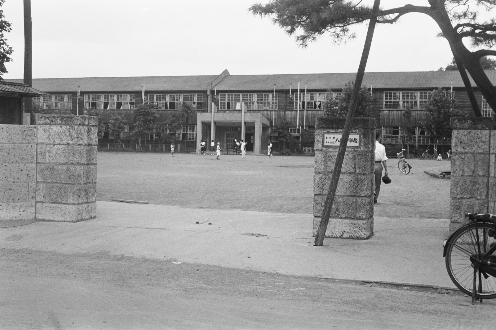 八幡中学校正門