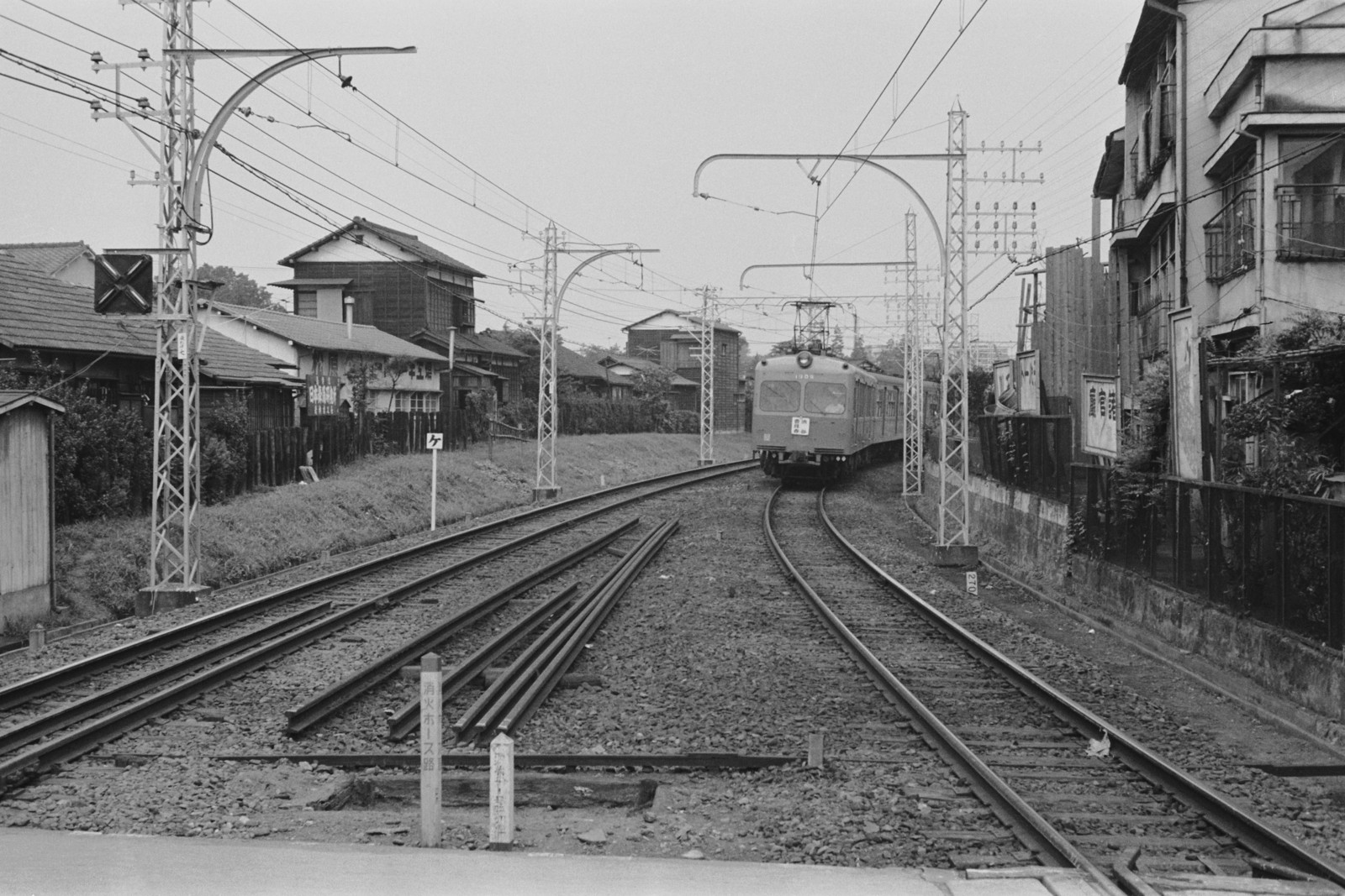 東松原駅（東松原駅踏切内より見る）