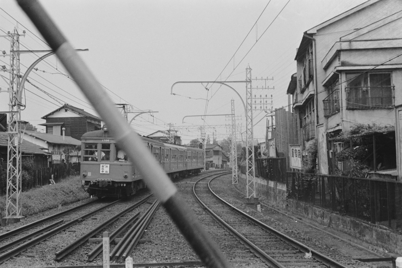 東松原駅（東松原駅踏切内より見る）