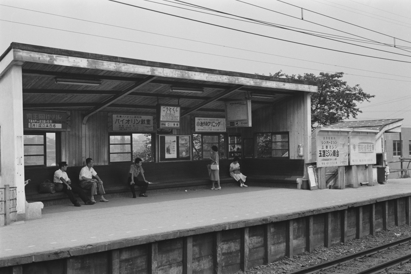 小田急線豪徳寺駅ホーム待合棟