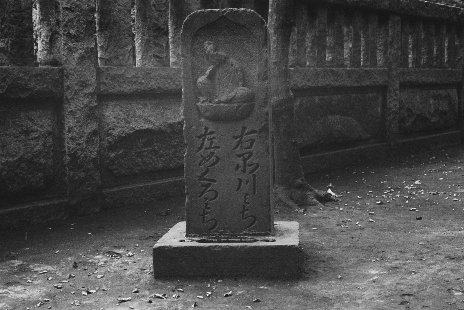 奥沢神社境内にある石碑（道しるべ）