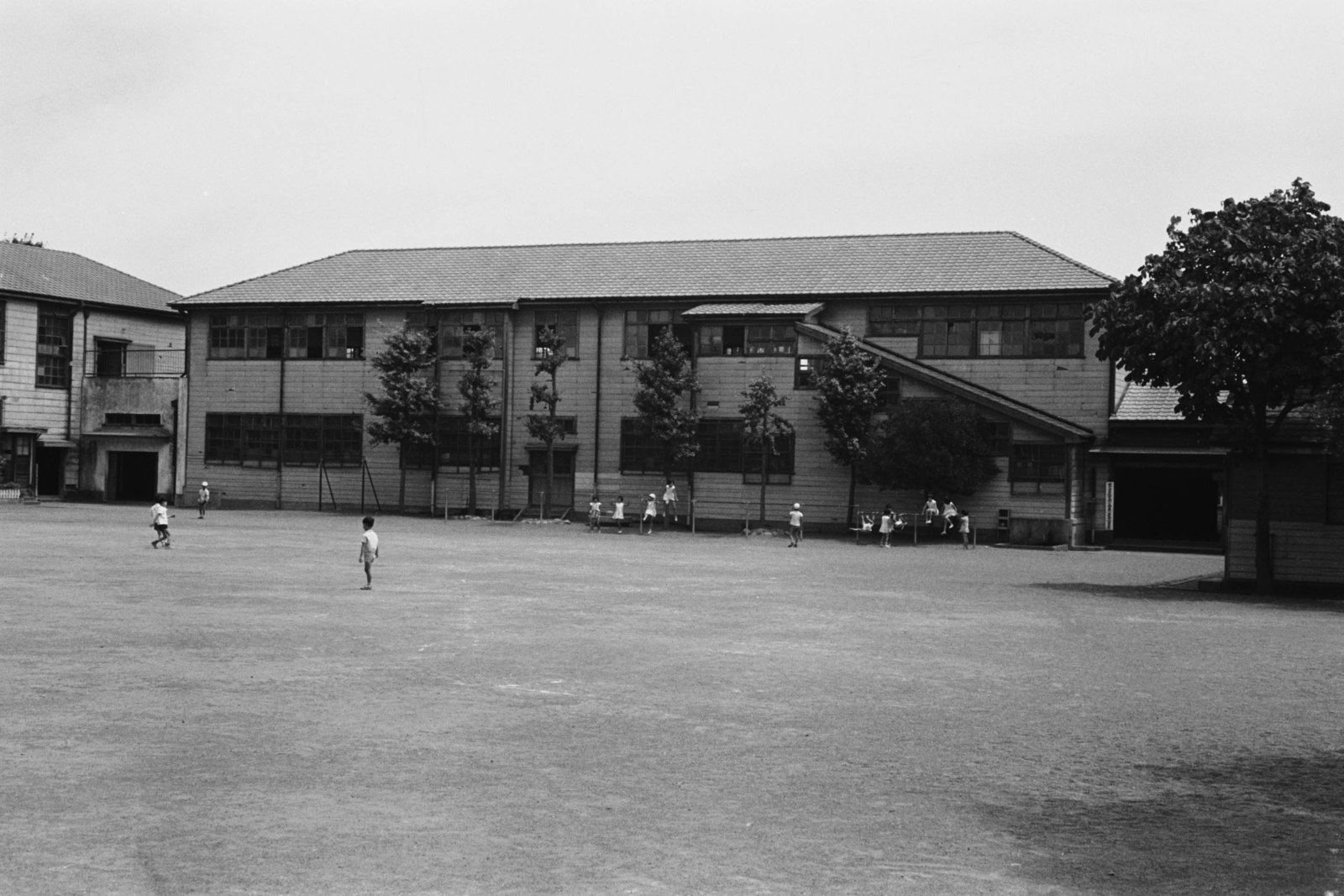 奥沢小学校（校庭より校舎全景）