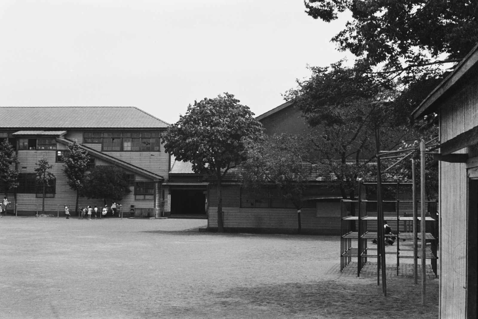 奥沢小学校（校庭より校舎全景）