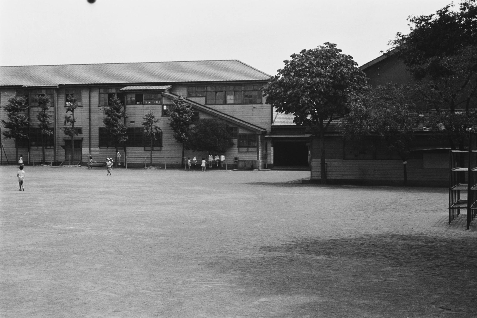 奥沢小学校（校庭より校舎全景）