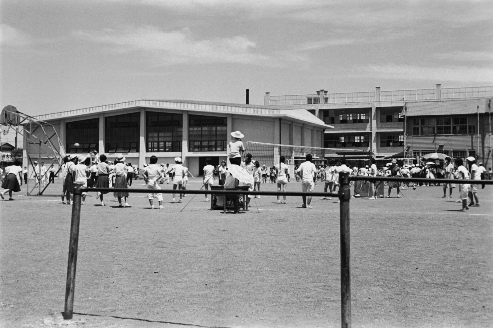 奥沢中学校（運動場より校舎を望む）